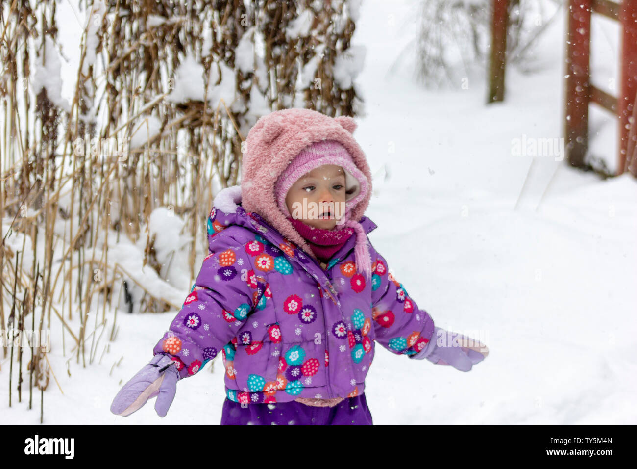 Bebe De Mois Est A La Belle De L Hiver Emmitoufles Pour Le Froid 1 5 Ans Enfant Marcher Dans Le Parc Lorsque Le Soleil Est De Sortie Photo Stock Alamy