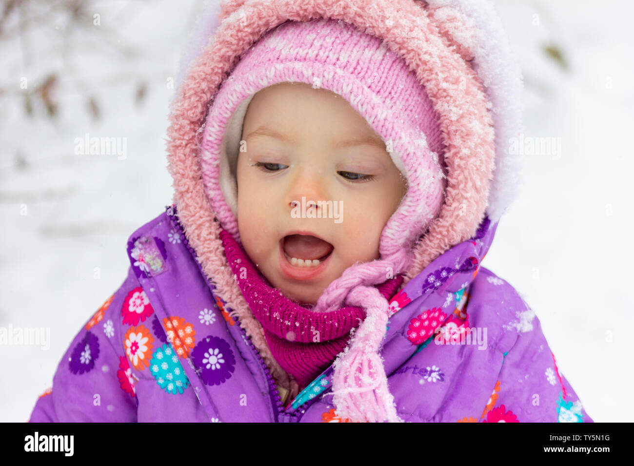 Bebe De Mois Est A La Belle De L Hiver Emmitoufles Pour Le Froid 1 5 Ans Enfant Marcher Dans Le Parc Lorsque Le Soleil Est De Sortie Photo Stock Alamy