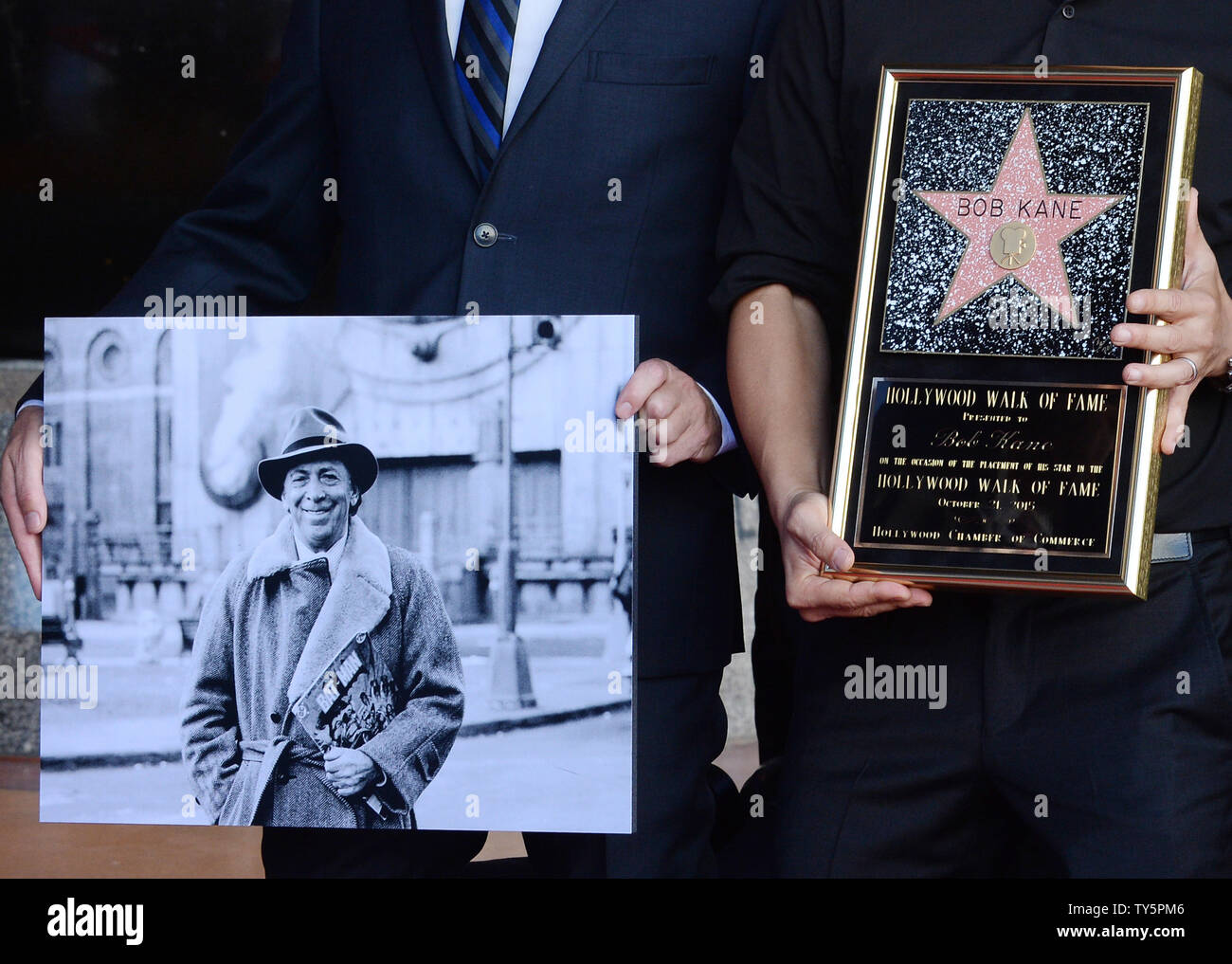 Une photo de 'Batman' créateur, la fin de Bob Kane et une réplique plaque sont tenus au cours d'une cérémonie de dévoilement posthume honorer avec le 2,562ème étoile sur le Hollywood Walk of Fame à Los Angeles le 21 octobre 2015. Photo par Jim Ruymen/UPI Banque D'Images