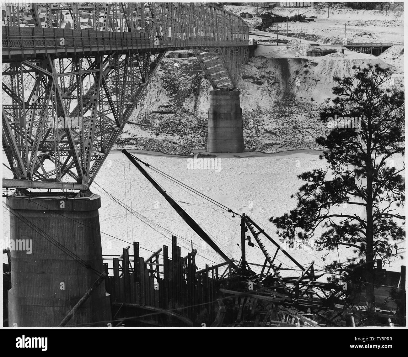 Les conditions de la glace dans la rivière Columbia sous pont routier. Pier n° 2 et d'une partie de l'acier caisson circulaire apparaissent au premier plan. ; Portée et contenu : la photographie de deux volumes d'une série d'albums de photos documentant la construction du barrage de Grand Coulee et travaux connexes sur le bassin du Columbia Projet. Banque D'Images