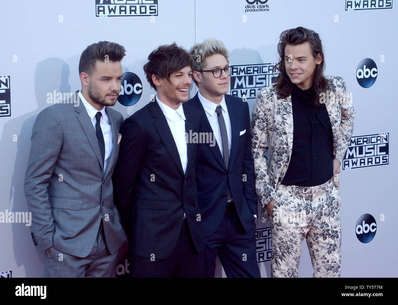 (L-R) Les artistes Liam Payne, Louis Tomlinson, Niall Horan et Harry Styles de One Direction arrive pour le 43e Annual American Music Awards qui a eu lieu chez Microsoft Theatre de Los Angeles le 22 novembre 2015. Photo par Jim Ruymen/UPI Banque D'Images