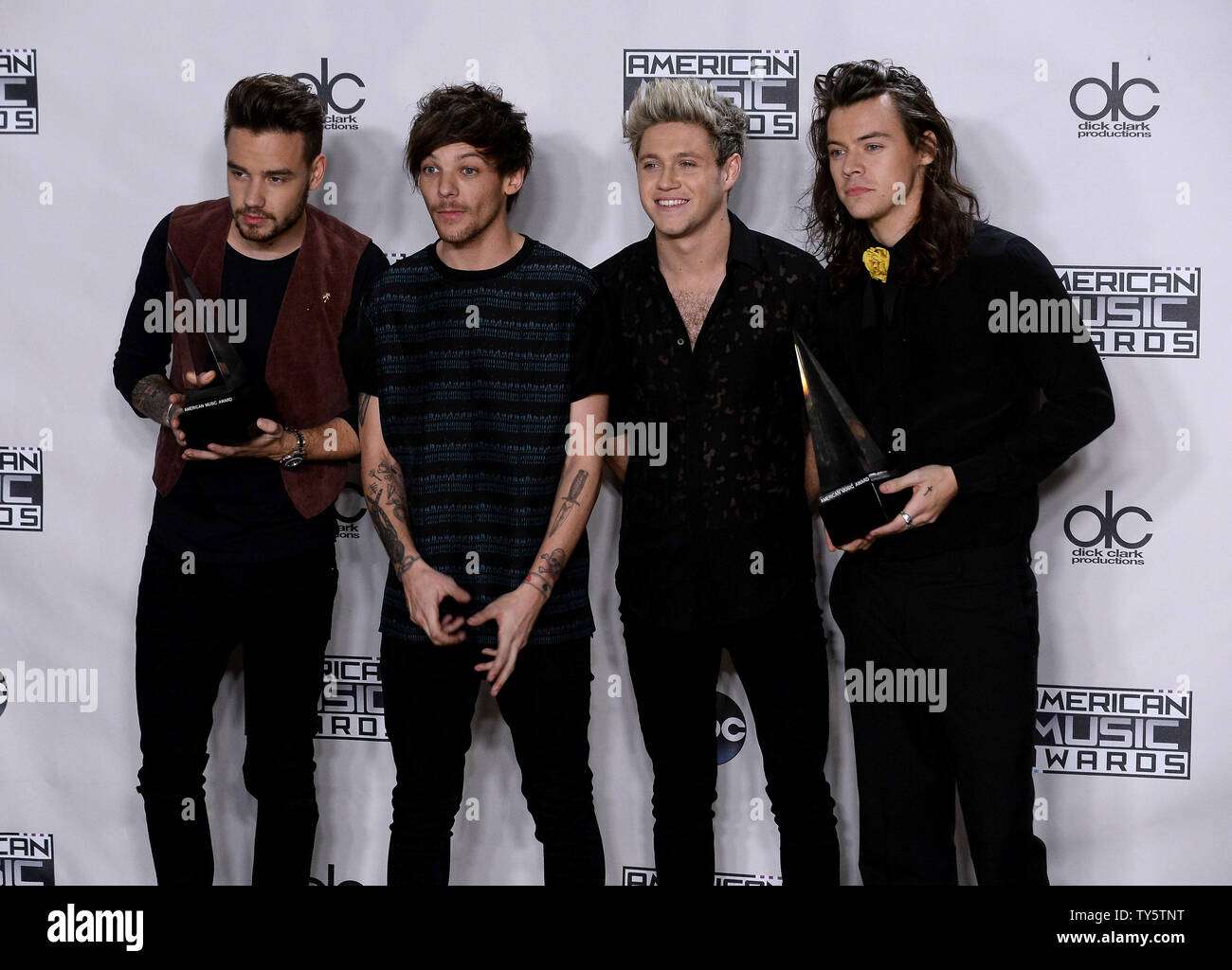 À partir de la gauche, les artistes Liam Payne, Louis Tomlinson, Niall Horan et Harry Styles de One Direction, lauréats du groupe de Rock/Pop préférés/Duo/Groupe, apparaissent au cours de la 43e assemblée annuelle backstage American Music Awards qui a eu lieu chez Microsoft Theatre de Los Angeles le 22 novembre 2015. Photo par Jim Ruymen/UPI Banque D'Images