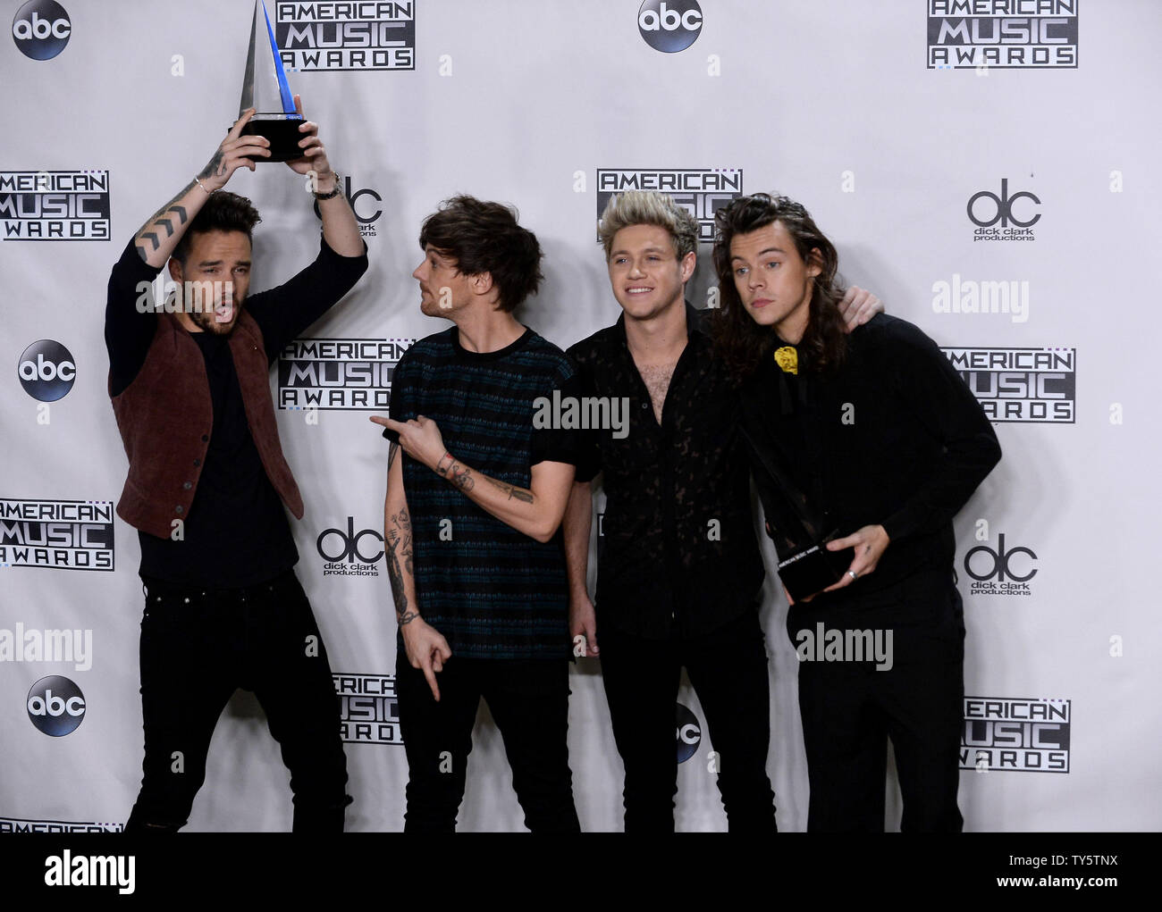 À partir de la gauche, les artistes Liam Payne, Louis Tomlinson, Niall Horan et Harry Styles de One Direction, lauréats du groupe de Rock/Pop préférés/Duo/Groupe, apparaissent au cours de la 43e assemblée annuelle backstage American Music Awards qui a eu lieu chez Microsoft Theatre de Los Angeles le 22 novembre 2015. Photo par Jim Ruymen/UPI Banque D'Images