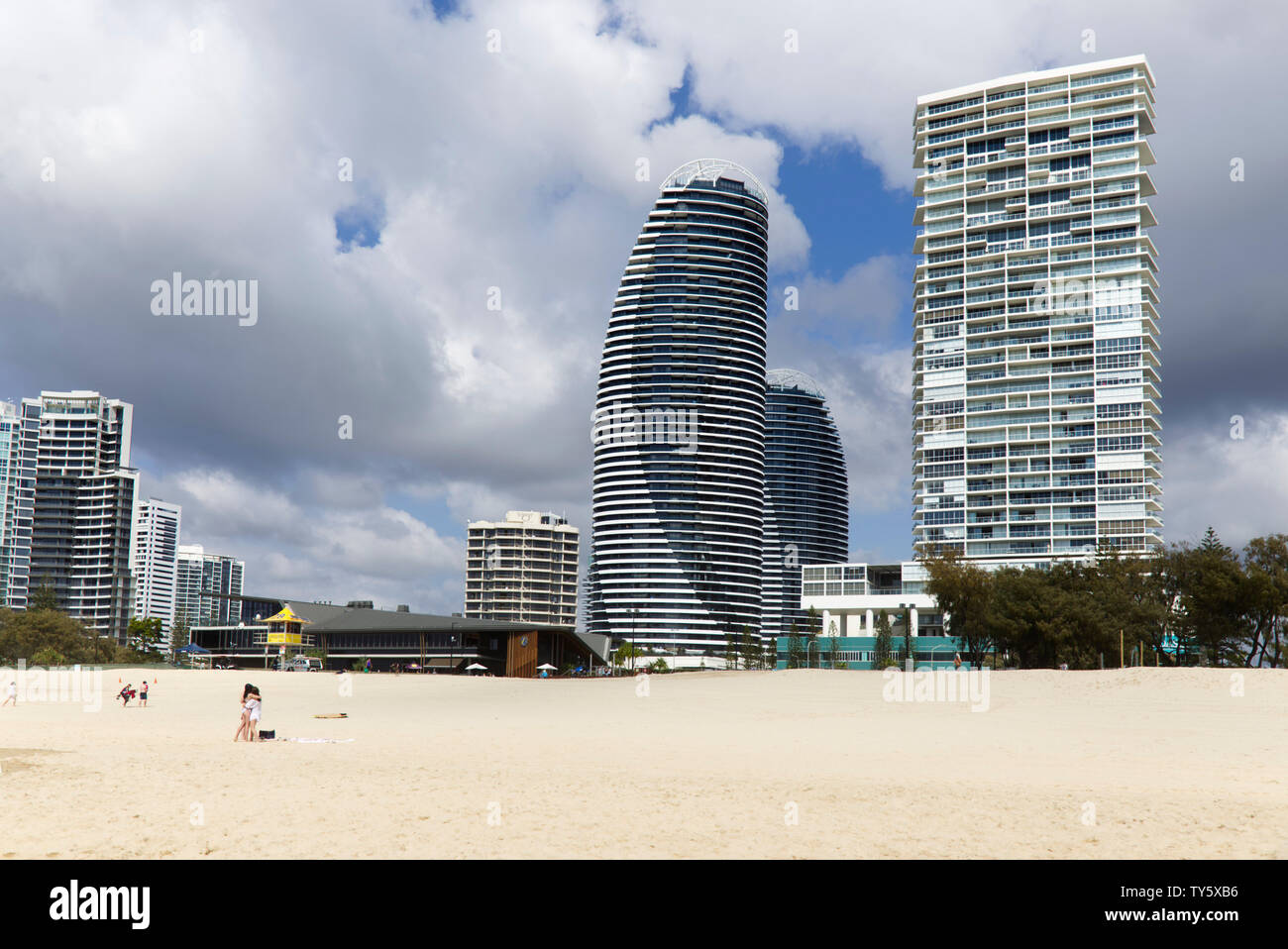 Appartement de vacances immeuble construit le long de la bande côtière à Broadbeach Gold Coast Queensland Australie Banque D'Images