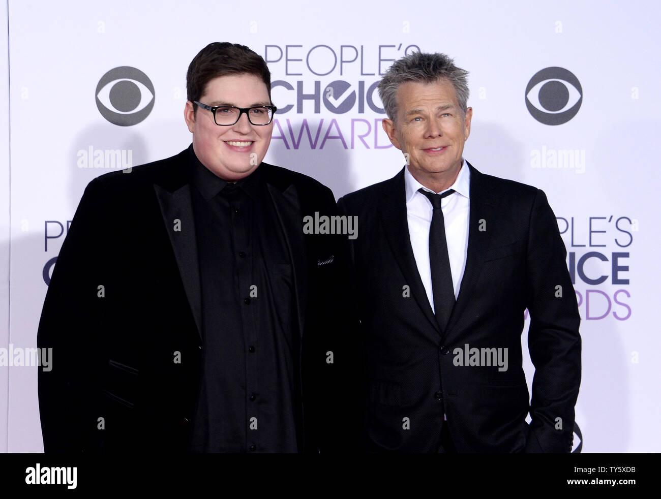 Singer Jordan Smith, à gauche, et le producteur David Foster arrivent pour la 42e conférence annuelle des People's Choice Awards au Theatre de Los Angeles le 6 janvier 2016. Photo par Jim Ruymen/UPI Banque D'Images