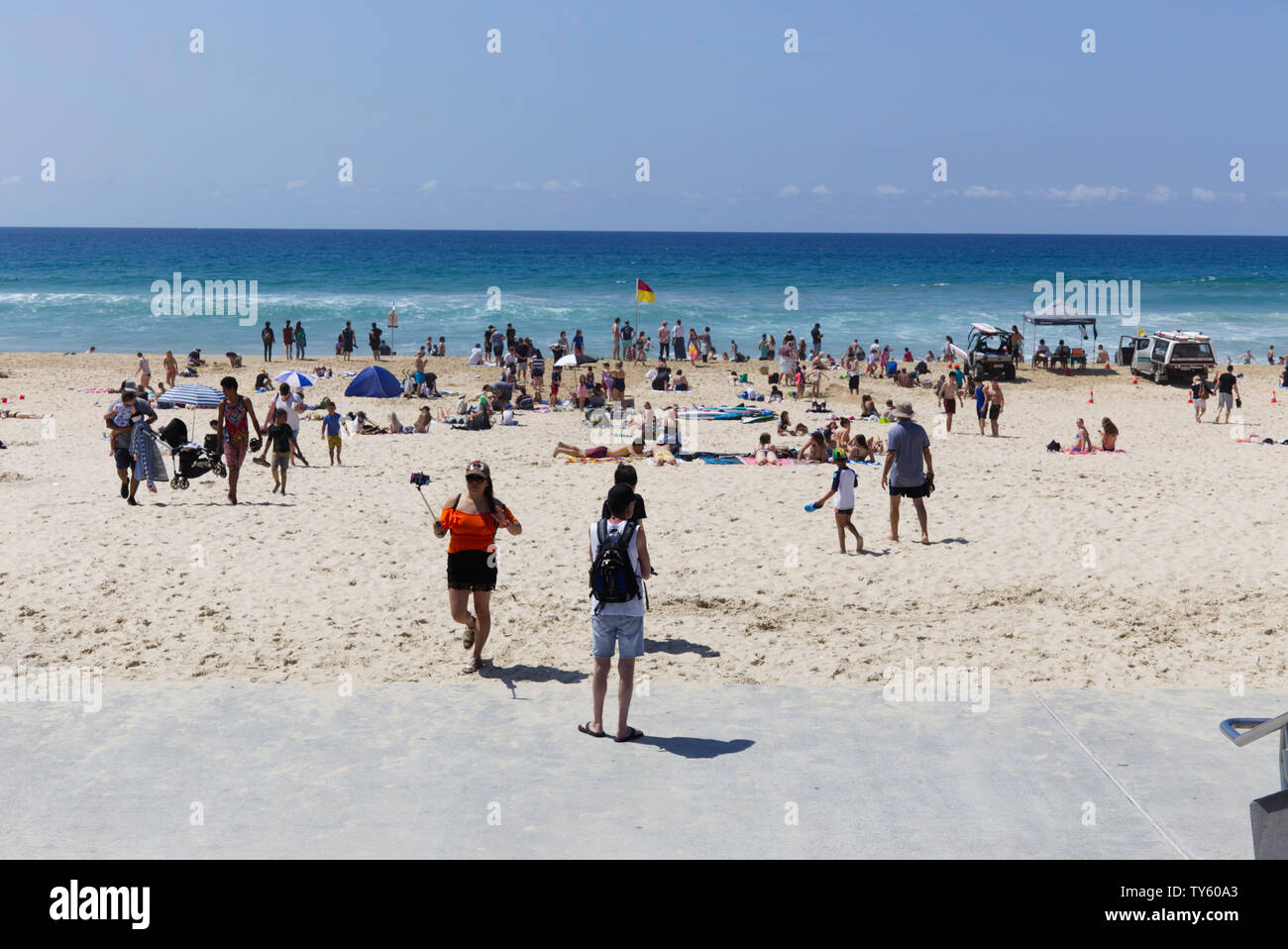 La foule sur la plage pendant les vacances scolaires Surfers Paradise Queensland Australie Banque D'Images