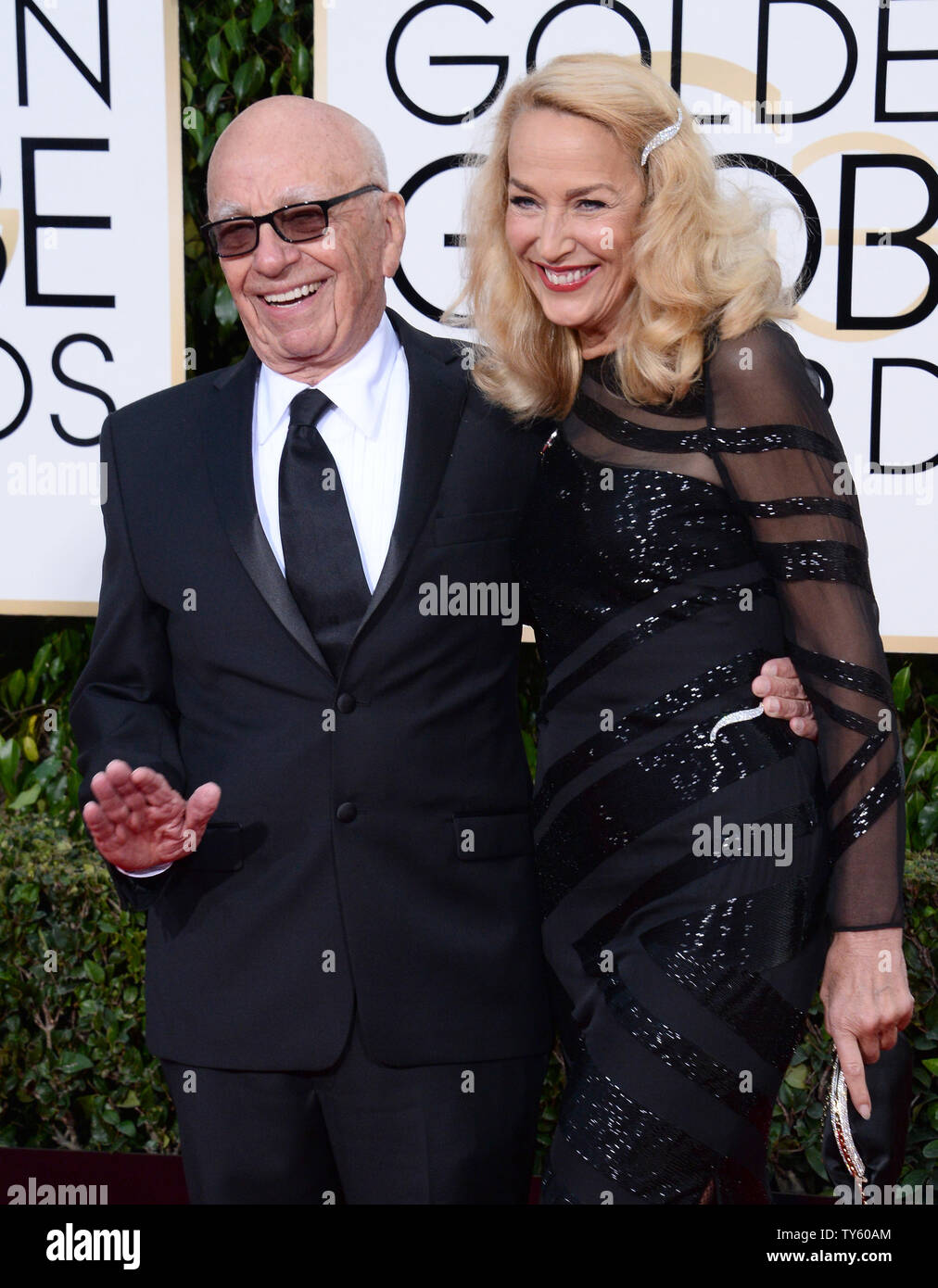 News Corp. de Rupert Murdock, chef de la gauche, et le modèle Jerry Hall assister à la 73e assemblée annuelle Golden Globe Awards au Beverly Hilton Hotel à Beverly Hills, Californie le 10 janvier 2016. Photo par Jim Ruymen/UPI Banque D'Images