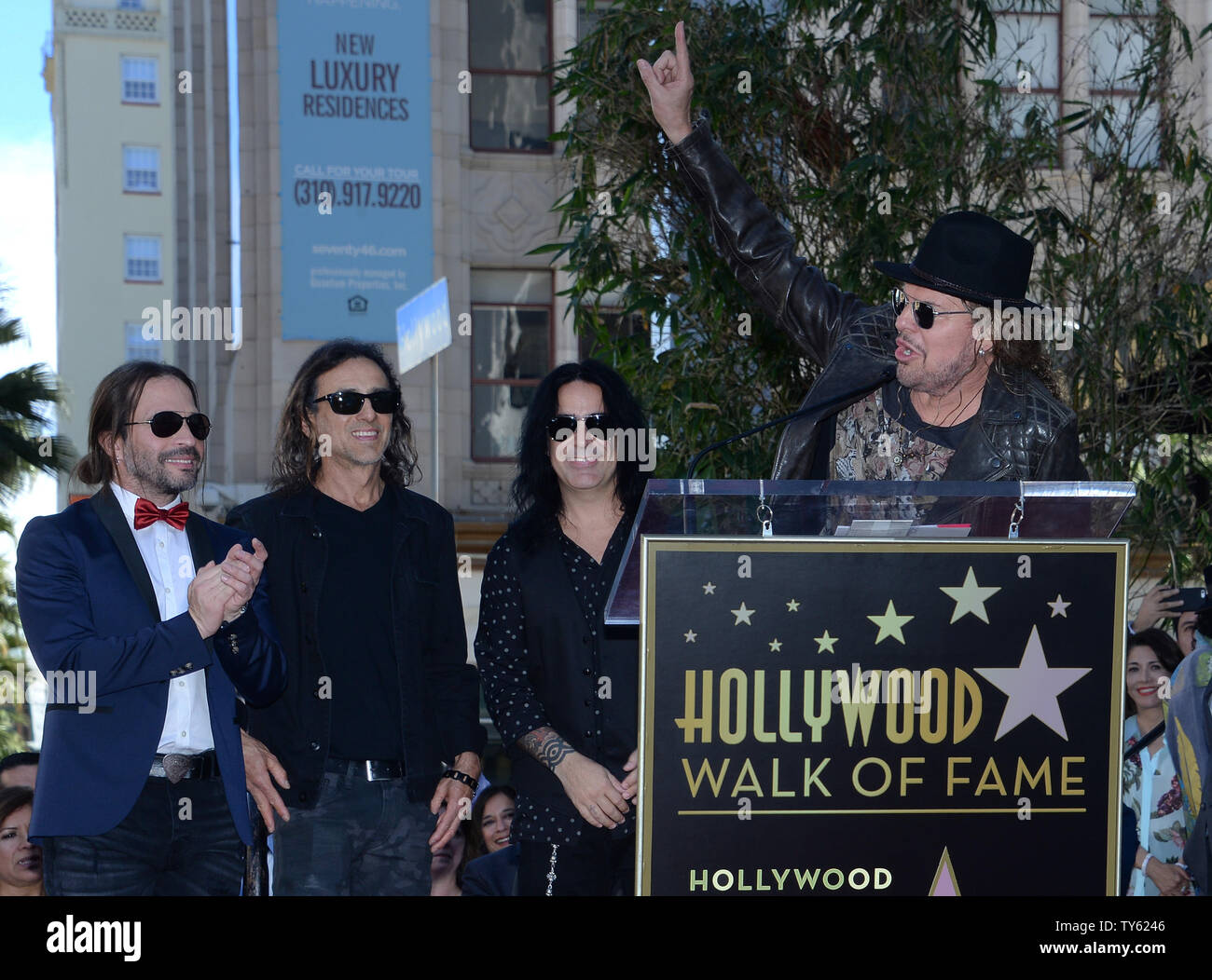 Alex Gonzalez, Sergio Vallin, Juan Calleros et Fher Olvera (L-R), les membres de la bande de rock mexicain Mana faire des commentaires au cours d'une cérémonie de dévoilement d'honorer le groupe avec le 2,573ème étoile sur le Hollywood Walk of Fame à Los Angeles le 10 février 2016. Photo par Jim Ruymen/UPI Banque D'Images