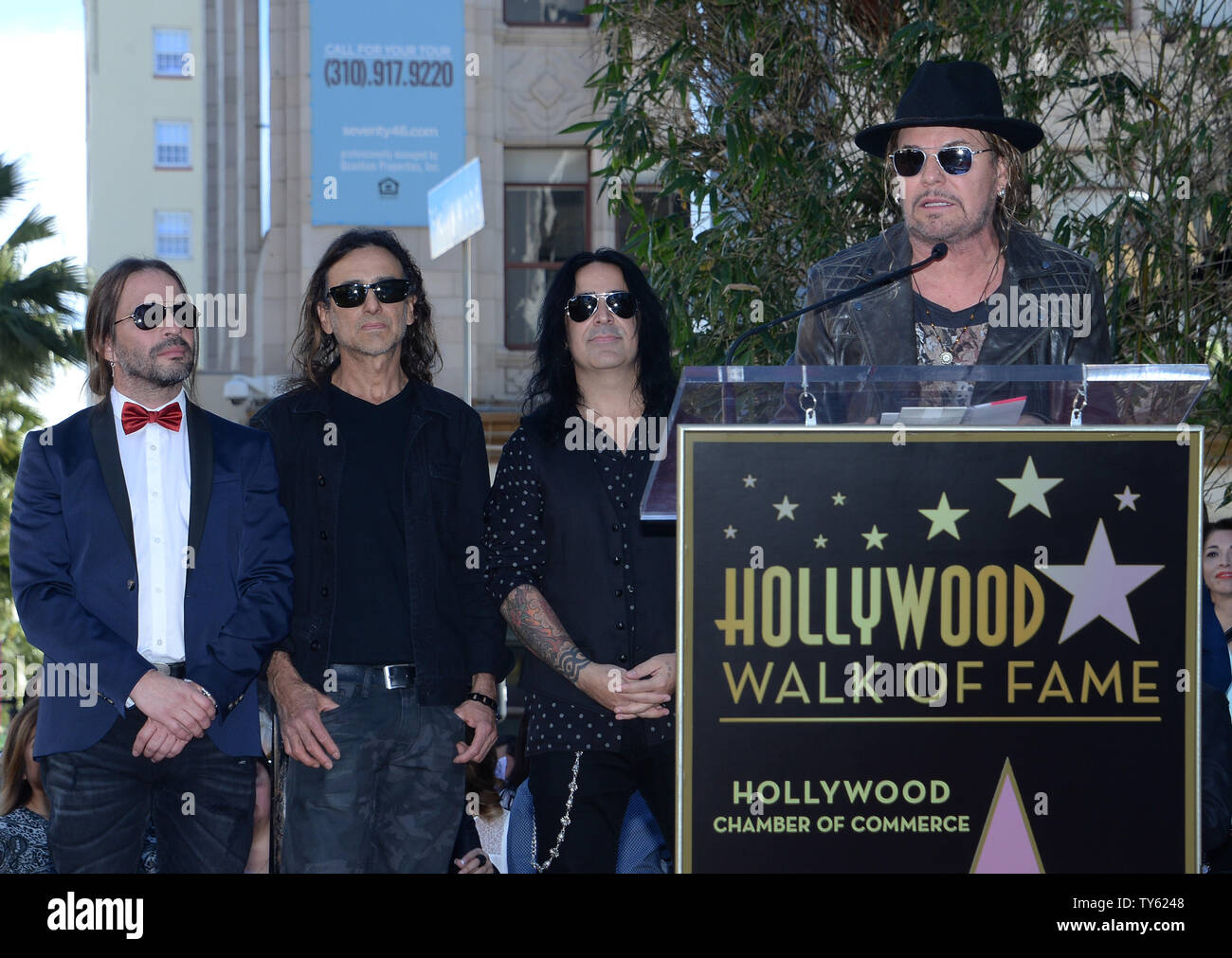 Alex Gonzalez, Sergio Vallin, Juan Calleros et Fher Olvera (L-R), les membres de la bande de rock mexicain Mana faire des commentaires au cours d'une cérémonie de dévoilement d'honorer le groupe avec le 2,573ème étoile sur le Hollywood Walk of Fame à Los Angeles le 10 février 2016. Photo par Jim Ruymen/UPI Banque D'Images