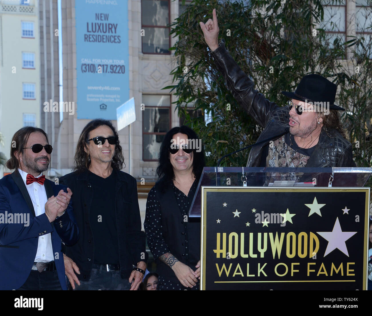 Alex Gonzalez, Sergio Vallin, Juan Calleros et Fher Olvera (L-R), les membres de la bande de rock mexicain Mana faire des commentaires au cours d'une cérémonie de dévoilement d'honorer le groupe avec le 2,573ème étoile sur le Hollywood Walk of Fame à Los Angeles le 10 février 2016. Photo par Jim Ruymen/UPI Banque D'Images