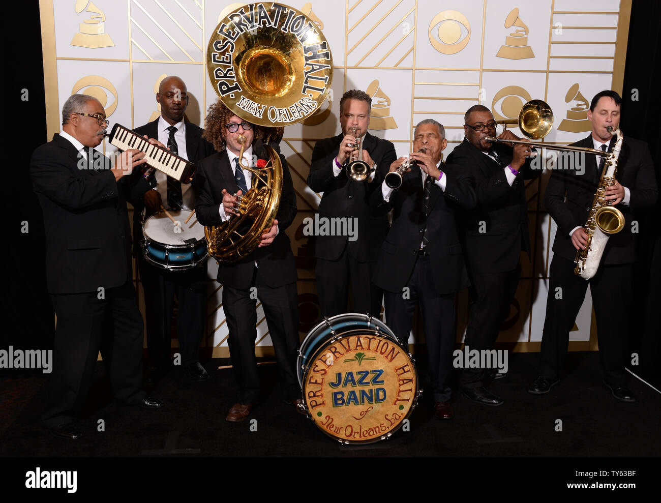 Le Preservation Hall Jazz Band apparaissent en coulisses lors de la 58e cérémonie annuelle de remise des prix Grammy tenue au Staples Center de Los Angeles le 15 février 2016. Photo par Phil McCarten/UPI Banque D'Images