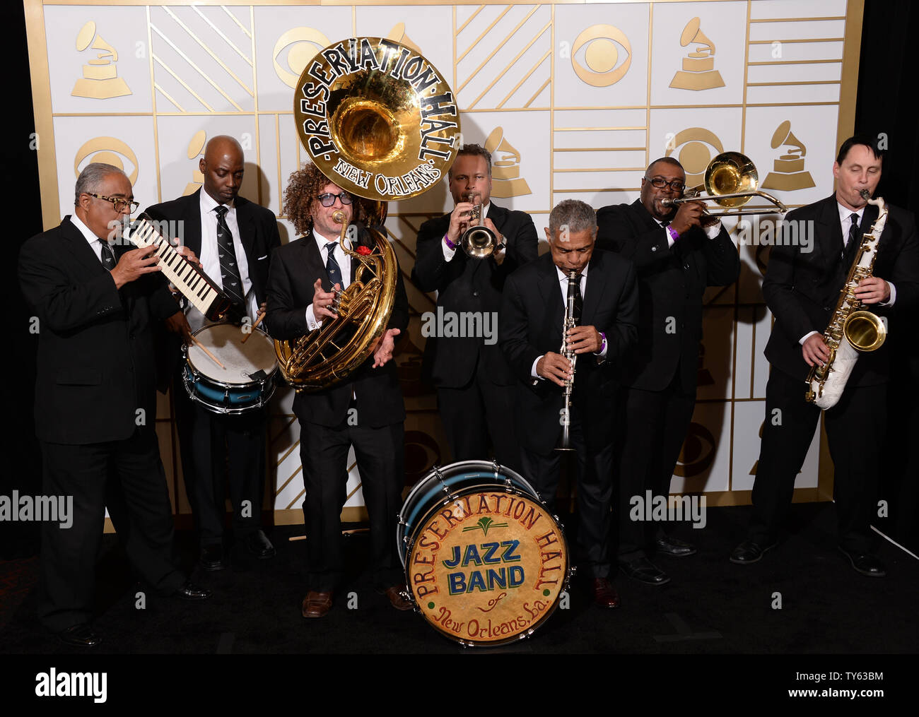 Le Preservation Hall Jazz Band apparaissent en coulisses lors de la 58e cérémonie annuelle de remise des prix Grammy tenue au Staples Center de Los Angeles le 15 février 2016. Photo par Phil McCarten/UPI Banque D'Images