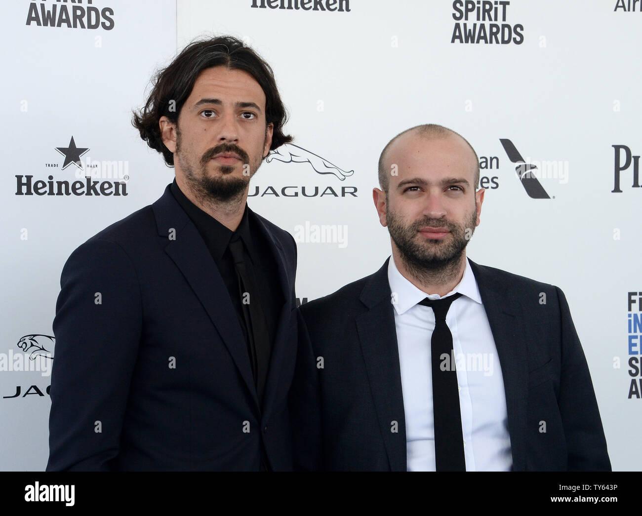 Josh producteurs Mond, gauche, et Antonio Campos assister à la 31e annual Film Independent Spirit Awards à Santa Monica, Californie le 27 février 2016. Photo par Jim Ruymen/UPI Banque D'Images