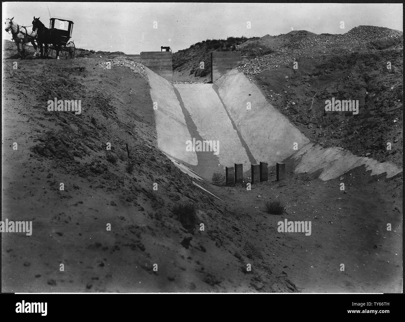 Canal inter-États. Chute de 11 pieds, latéral # 1 postes ;. ; Portée et contenu : la photo d'un volume d'une série d'albums de photos documentant la construction de barrage de Pathfinder et d'autres unités sur le projet North Platte dans le Wyoming et le Nebraska. Banque D'Images