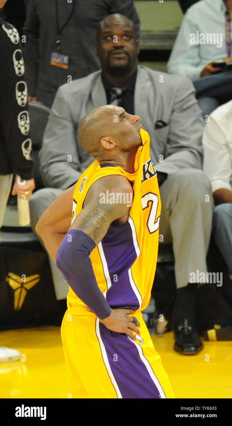 Los Angeles Lakers Kobe Bryant mord son maillot dans son dernier