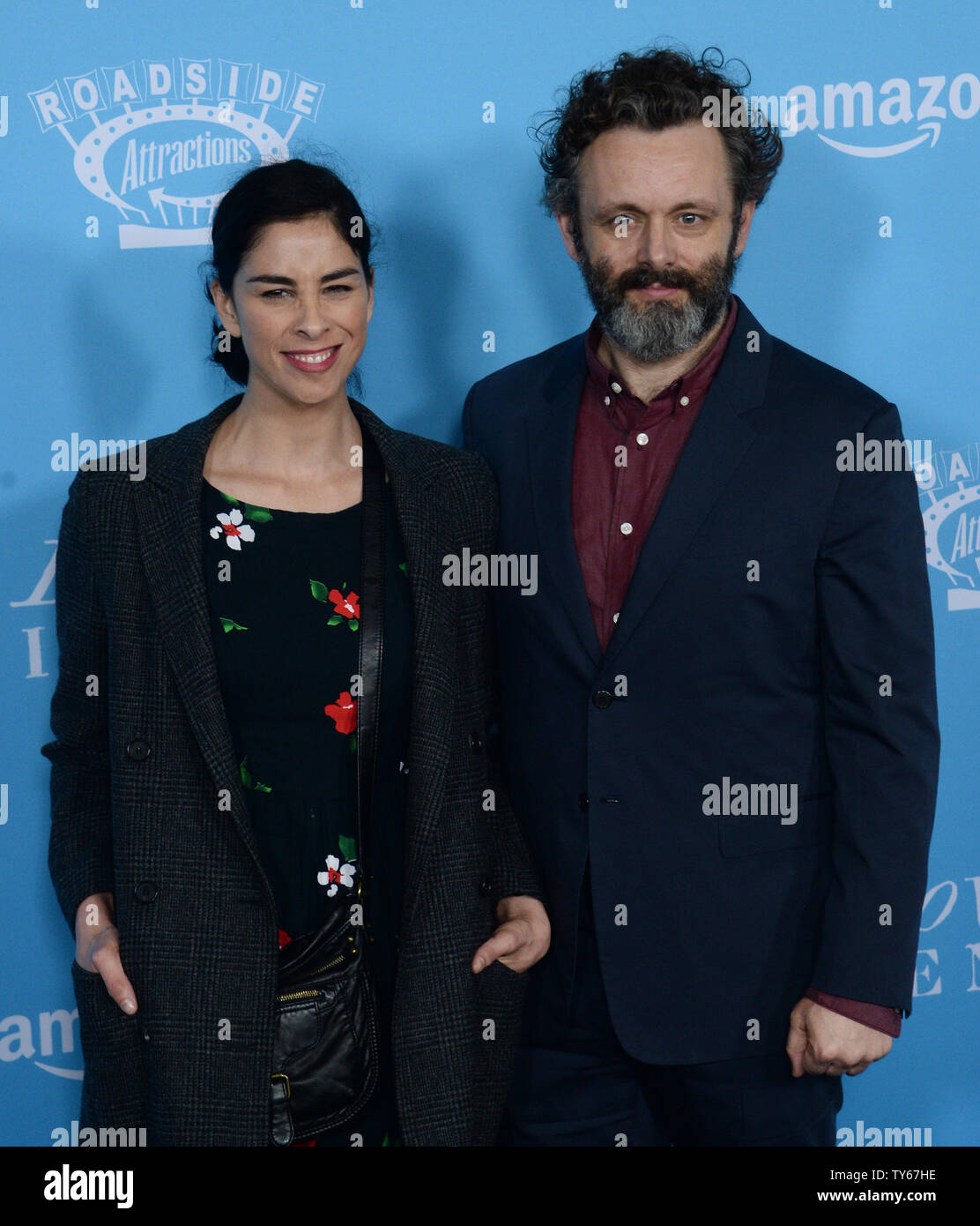 L'humoriste Sarah Silverman et l'acteur Michael Sheen assister à la première mondiale de la motion photo théâtre romantique 'Amour & amitié" à la Directors Guild of America à Los Angeles le 3 mai 2016. Scénario : Situé dans les années 1790, Lady Susan Vernon s'établit provisoirement à sa belle-famille' estate et, bien qu'il existe, est déterminé à être un entremetteur pour sa fille Frederica -- et elle-même aussi, naturellement. Photo par Jim Ruymen/UPI Banque D'Images