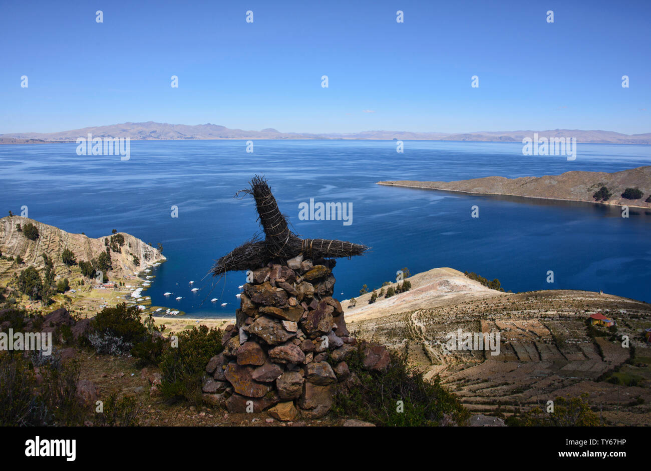 Bateaux dans la baie de Playa Japapi sur l'Isla del Sol, le Lac Titicaca, en Bolivie Banque D'Images