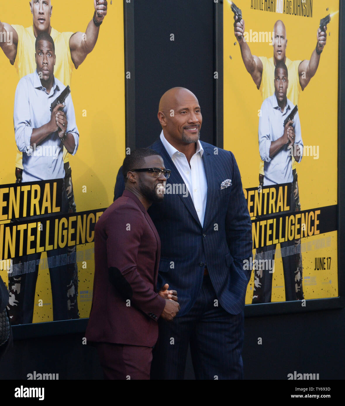 L'acteur Dwayne Johnson (L) et Kevin Hart assister à la première de the motion picture Comedy Central 'intelligence' au Regency Village Theatre dans la section de Westwood Los Angeles le 10 juin 2016. Scénario : Après qu'il se retrouve avec un vieux pal via Facebook, un doux-mannered comptable est attiré dans le monde de l'espionnage international. Photo par Jim Ruymen/UPI Banque D'Images