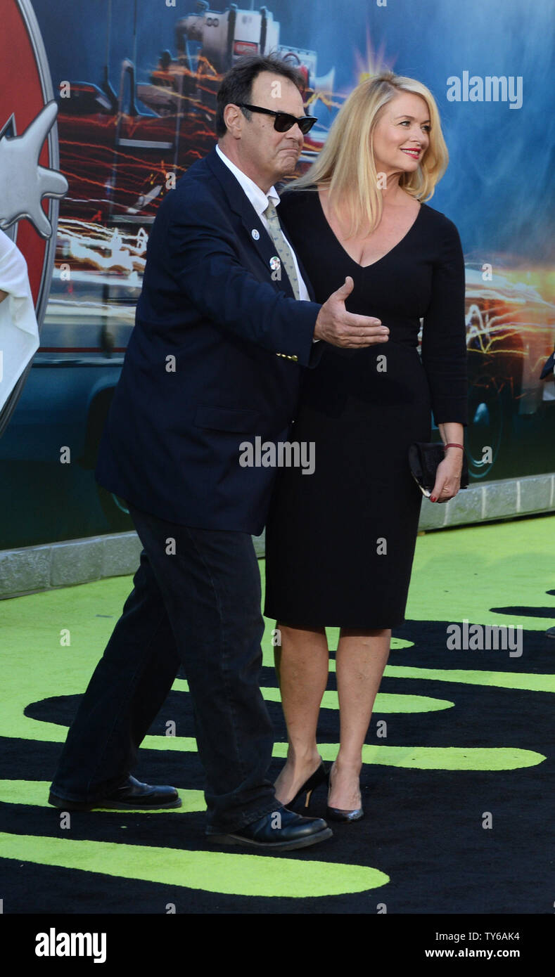 Producteur Dan Aykroyd et son épouse Donna Dixon assister à la première de the motion picture comédie 'Ghostbusters' au théâtre chinois de Grauman dans la section Hollywood de Los Angeles le 9 juillet 2016. 'Storyline : 30 ans après Ghostbusters a pris le monde par la tempête, la franchise bien-aimé fait son retour tant attendu. Réalisateur Paul Feig apporte sa fraîcheur à la comédie surnaturelle, rejoints par certains des acteurs les plus drôles au travail aujourd'hui. Photo par Jim Ruymen/UPI Banque D'Images