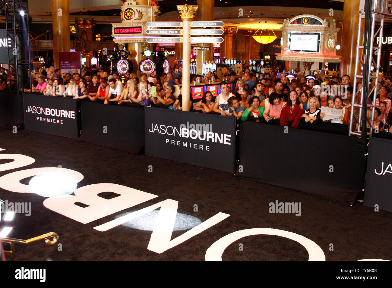 Fans à la première de the motion picture thriller 'Jason Bourne' au Caesars Palace à Las Vegas, Nevada le 18 juillet 2016. Scénario : Jason Bourne, maintenant se rappeler qui il est vraiment, essaie de découvrir des vérités cachées au sujet de son passé. Photo de James Atoa/UPI Banque D'Images