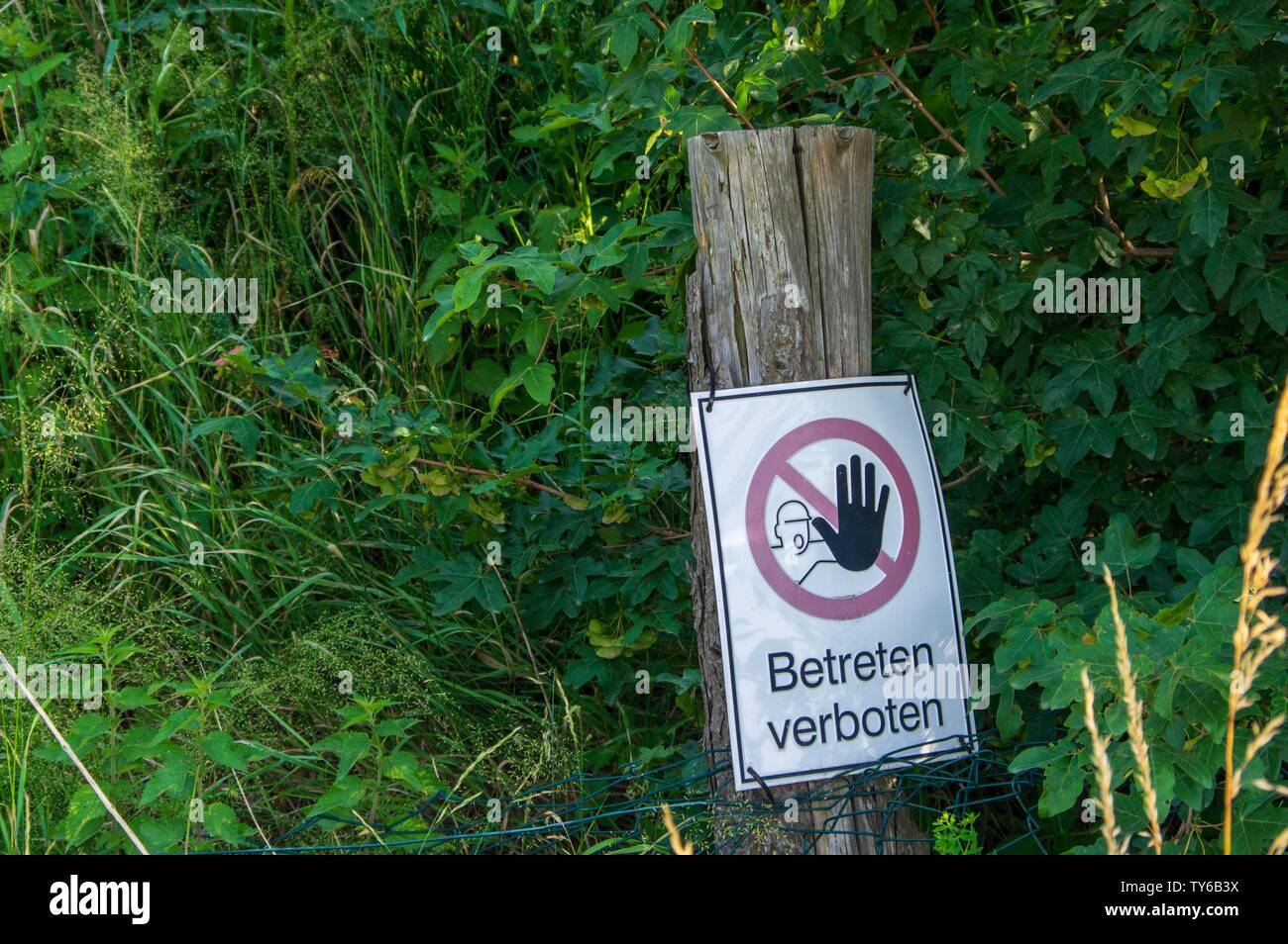 Betreten Verboten (entrée interdite) près d'un bac à sable Banque D'Images