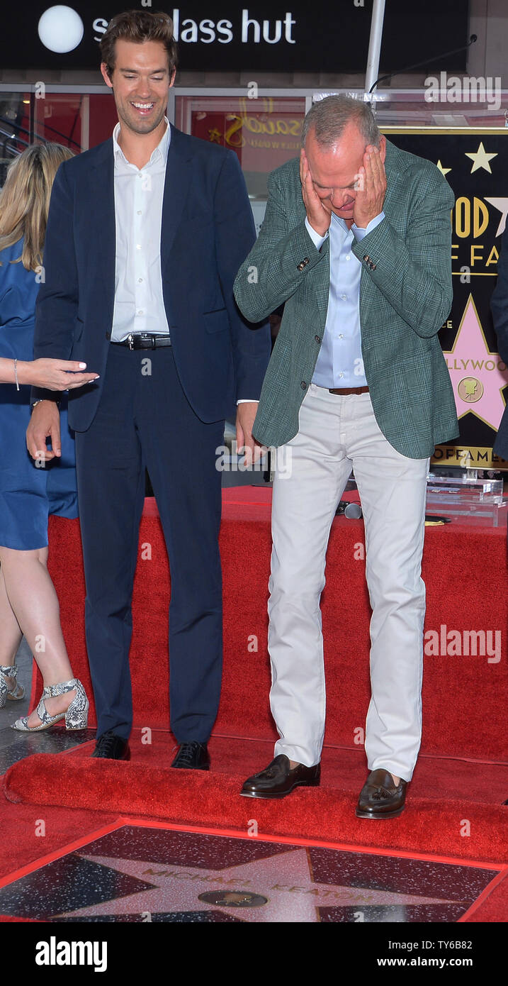 L'acteur Michael Keaton (R) réagit à sa star comme rhis fils Sean Douglas ressemble lors d'une cérémonie de dévoilement honorer avec le 2,585ème étoile sur le Hollywood Walk of Fame à Los Angeles le 28 juillet 2016. Photo par Jim Ruymen/UPI Banque D'Images