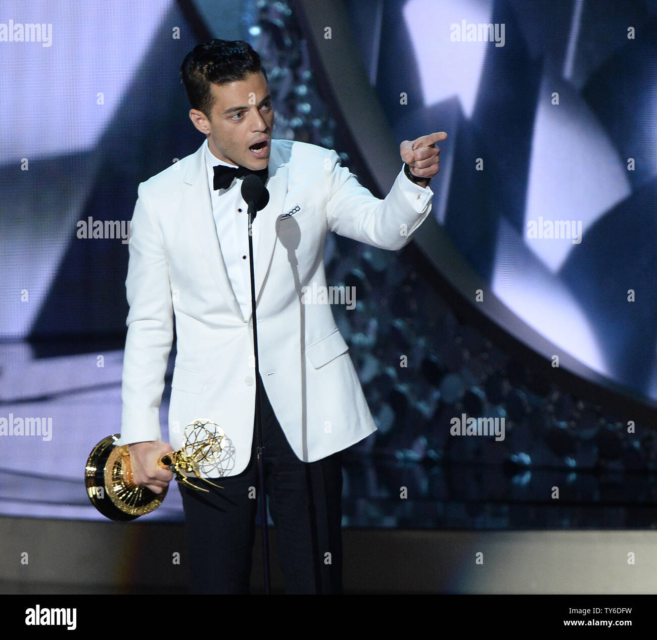 Rami Malek accepte l'acteur principal acteur remarquable dans une série dramatique pour 'Mr. Robot » sur scène lors de la 68e Primetime Emmy Awards annuels chez Microsoft Theatre de Los Angeles le 18 septembre 2016. Photo par Jim Ruymen/UPI Banque D'Images