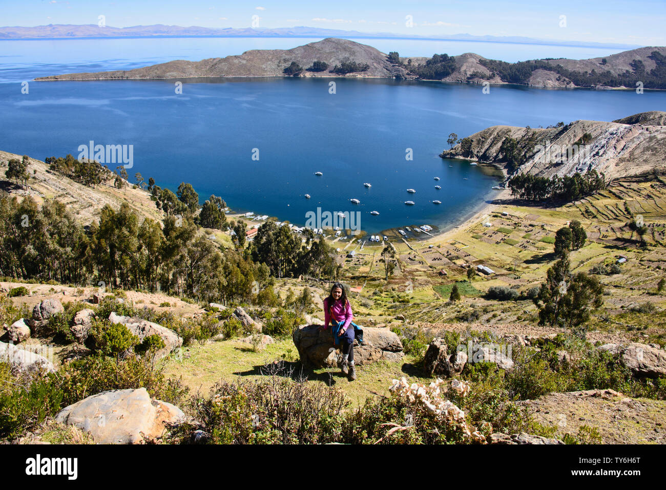 Bateaux dans la baie de Playa Japapi sur l'Isla del Sol, le Lac Titicaca, en Bolivie Banque D'Images