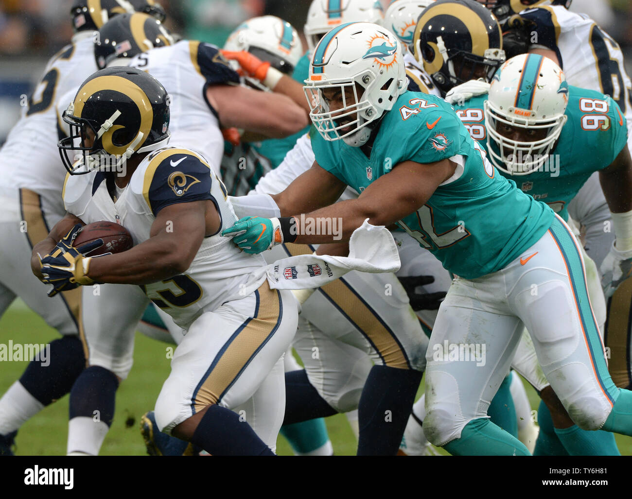 Los Angeles Rams running back Benny Cunningham (23) est pourchassé par le secondeur des Dolphins de Miami Spencer Paysinger (42) à l'HÔTEL LA Coliseum de Los Angeles, novembre 20, 2016. Photo par Jon SooHoo/UPI Banque D'Images