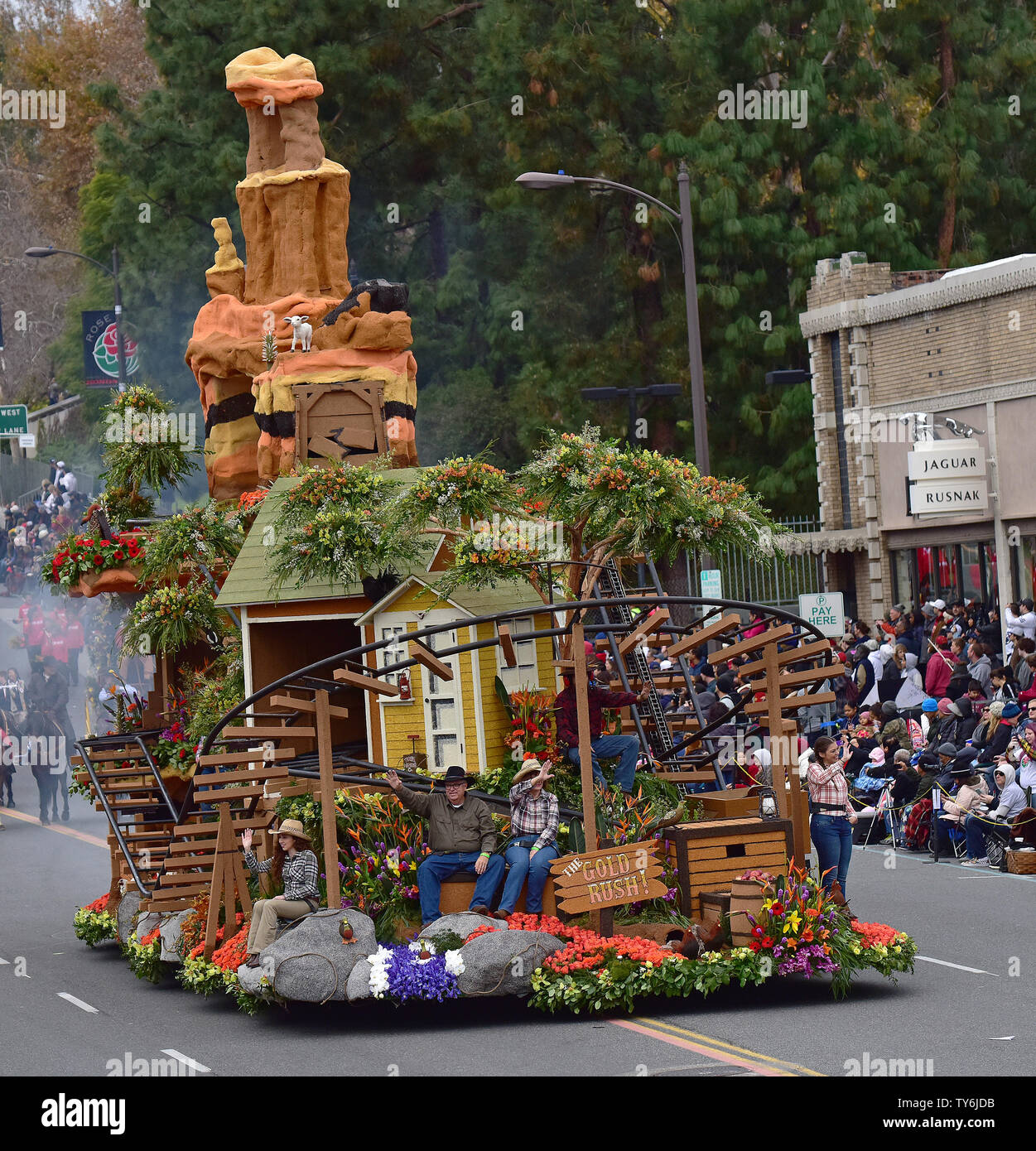 Downey a augmenté l'Association flottante La ruée vers l'or "flottement", lauréat du trophée du gouverneur, fait son chemin vers le bas dans le Colorado Boulevard 128e Rose Parade tenue à Pasadena, en Californie le 2 janvier 2017. Photo par Christine Chew/UPI Banque D'Images