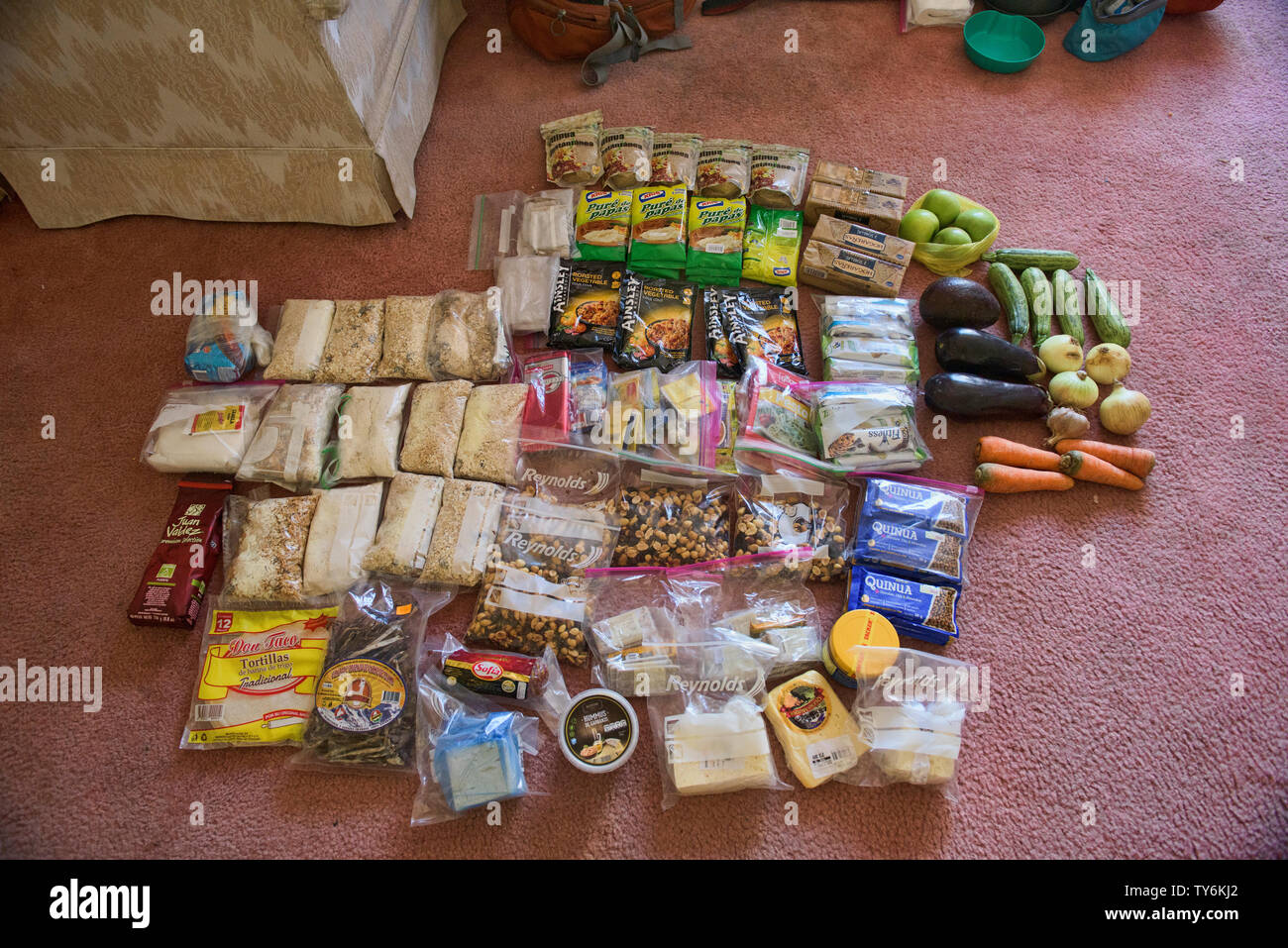 La nourriture pour deux semaines de trek à travers la Cordillère Real, Bolivie Banque D'Images La nourriture pour deux semaines de trek à travers la Cordillère Real, Bolivie Banque D'Images