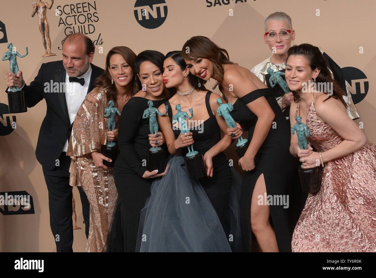 (L-R) Nick Sandow, Elizabeth Rodriguez, Selenis Leyva, Diane Guerrero, Jackie Cruz, Lori Petty et Yael Stone apparaissent avec leur backstage award pour une performance exceptionnelle par un ensemble dans une série comique pour "Orange est le nouveau noir' au cours de la 23e congrès annuel de la SAG Awards tenue au Shrine Auditorium à Los Angeles le 29 janvier 2017. La Screen Actors Guild Awards sera diffusée en direct sur la TNT et les directives du SCT. Photo par Jim Ruymen/UPI Banque D'Images