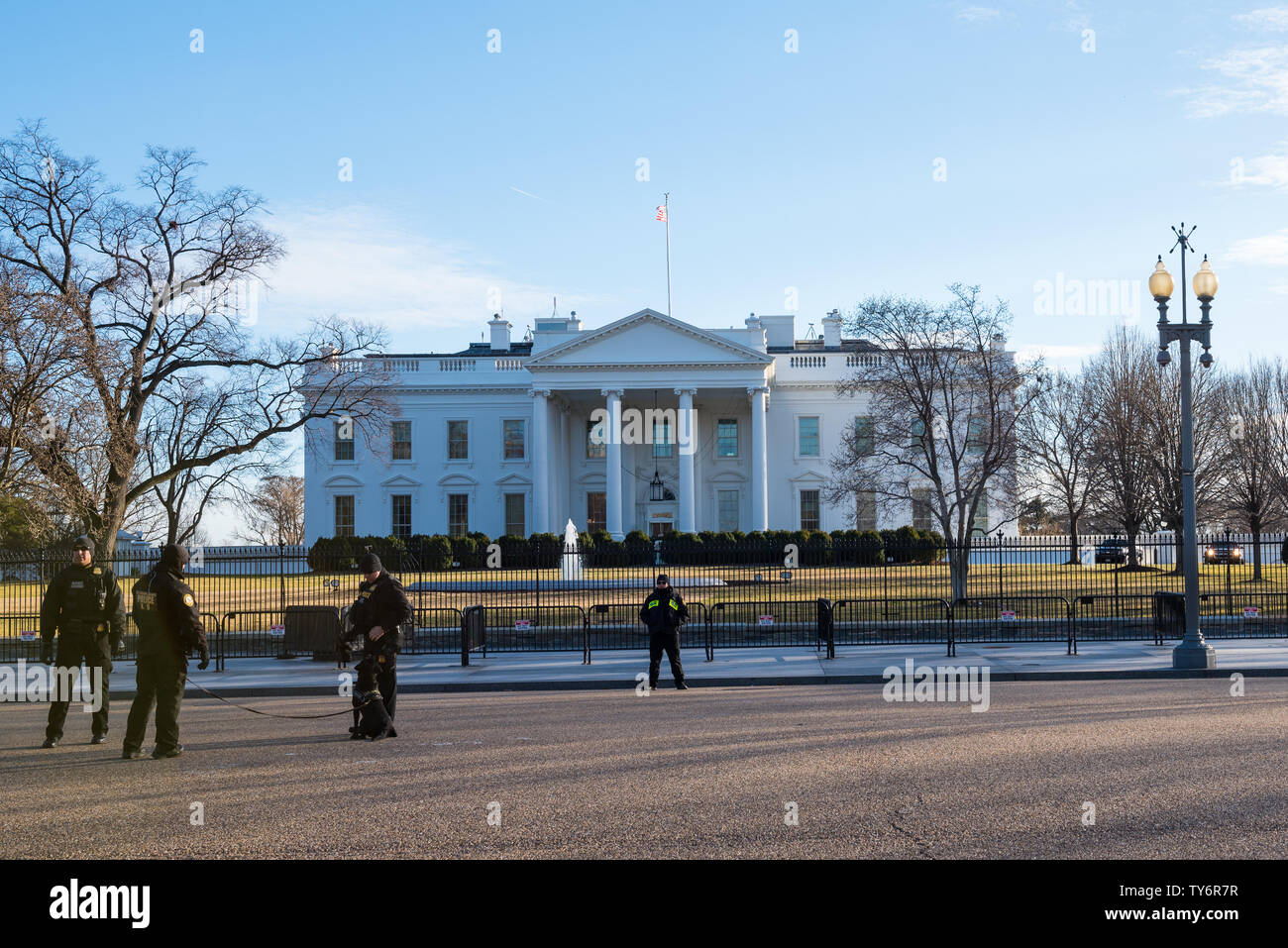 Washington, DC / USA - Vers février 2018 : un groupe d'agents des services secrets vu à la limite extérieure de la Maison Blanche pendant une journée d'hiver Banque D'Images
