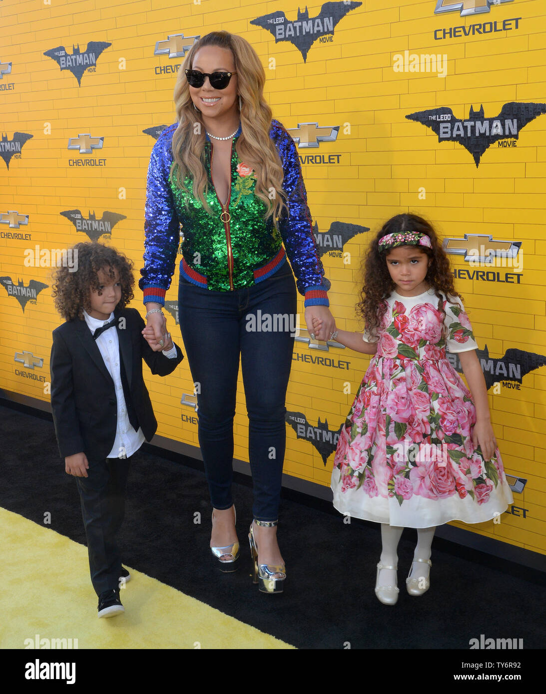 Artiste américaine Mariah Carey arrive avec son fils Scott Marocain Cannon  (L) et sa fille Monroe Cannon pour la première du "fantasme d'animation  LEGO Batman le film' au Regency Village Theatre dans