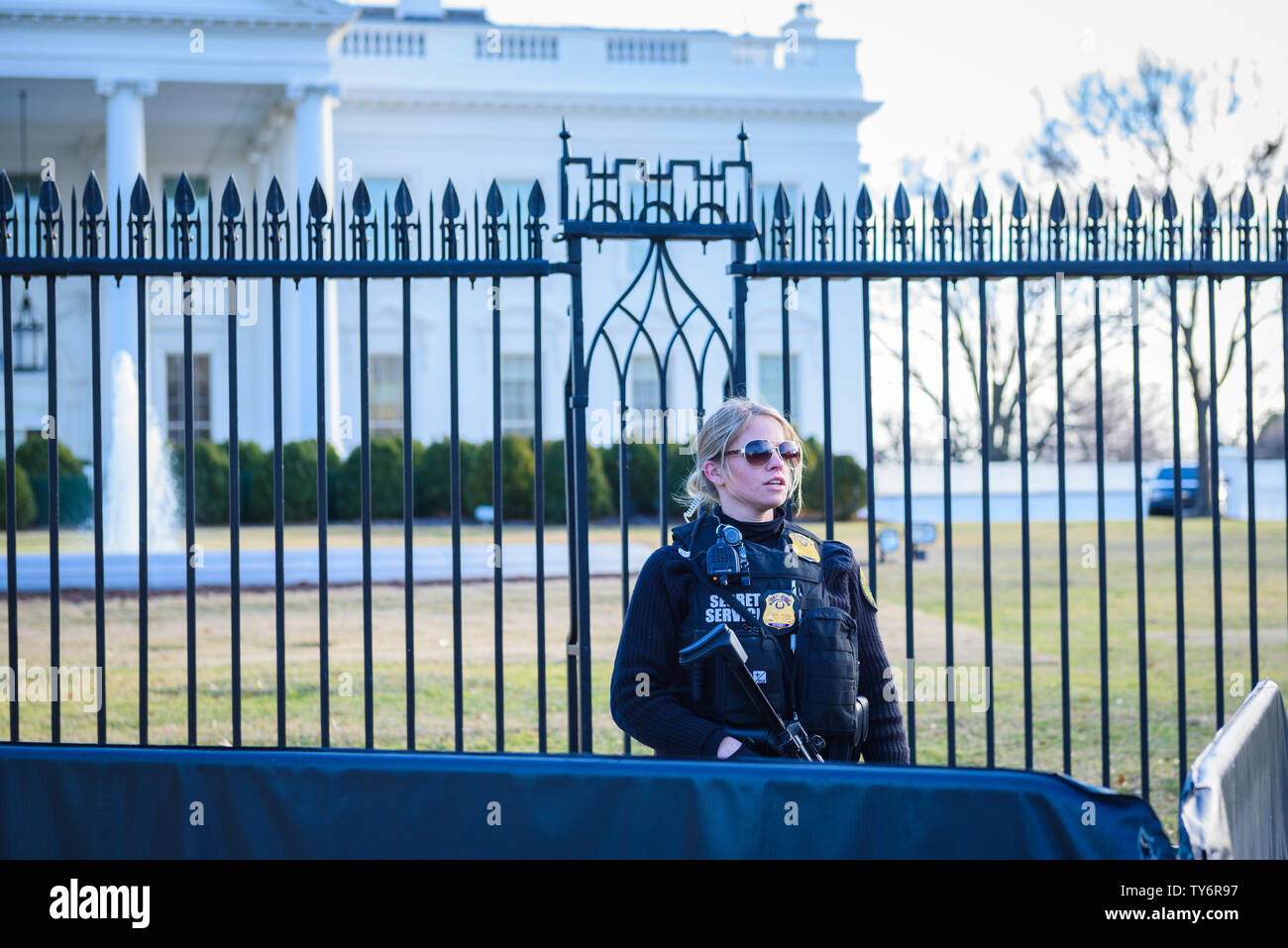 Washington, DC / USA - Vers février 2018 : une femme agent des services secrets vu à la limite extérieure de la Maison Blanche, armés de fusil Banque D'Images