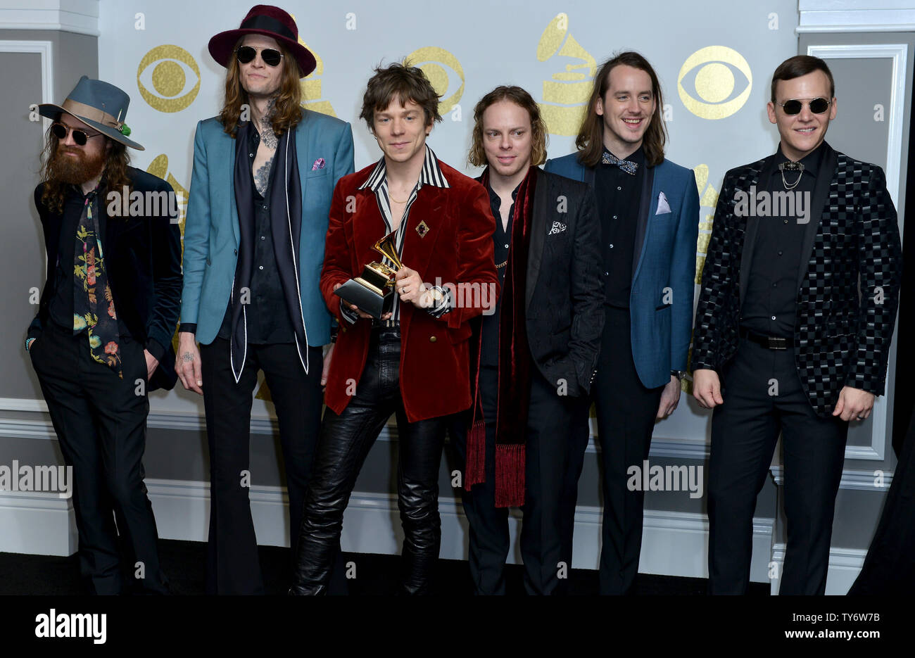 (L-R) Musiciens Matthan Minster, Daniel Tichenor, Matt Shultz, Jared Champion, Nick Bockrath et Brad Shultz de Cage the Elephant s'affichent avec leur backstage award du meilleur album rock pour me dire 'je suis' lors de la 59e cérémonie annuelle de remise des prix Grammy tenue au Staples Center de Los Angeles le 12 février 2017. Photo par Christine Chew/UPI Banque D'Images