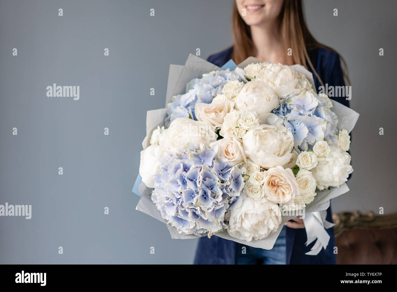 Pivoines blanches et hortensia bleu. Beau bouquet de fleurs en main femme.  Concept boutique de fleurs . Beau bouquet frais. Livraison de fleurs Photo  Stock - Alamy
