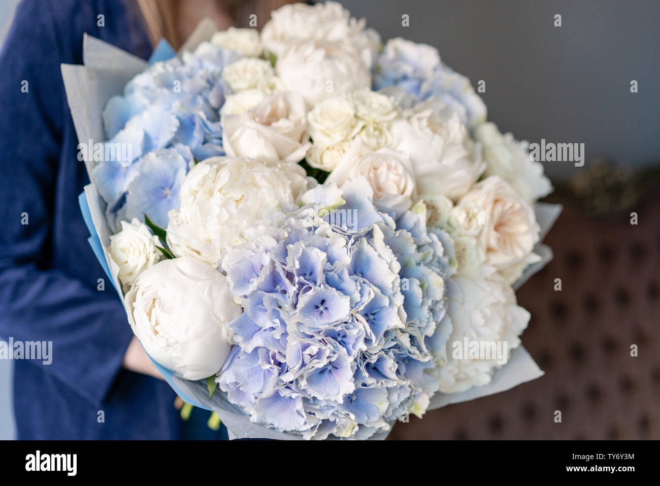 Pivoines blanches et hortensia bleu. Beau bouquet de fleurs en main femme.  Concept boutique de fleurs . Beau bouquet frais. Livraison de fleurs Photo  Stock - Alamy
