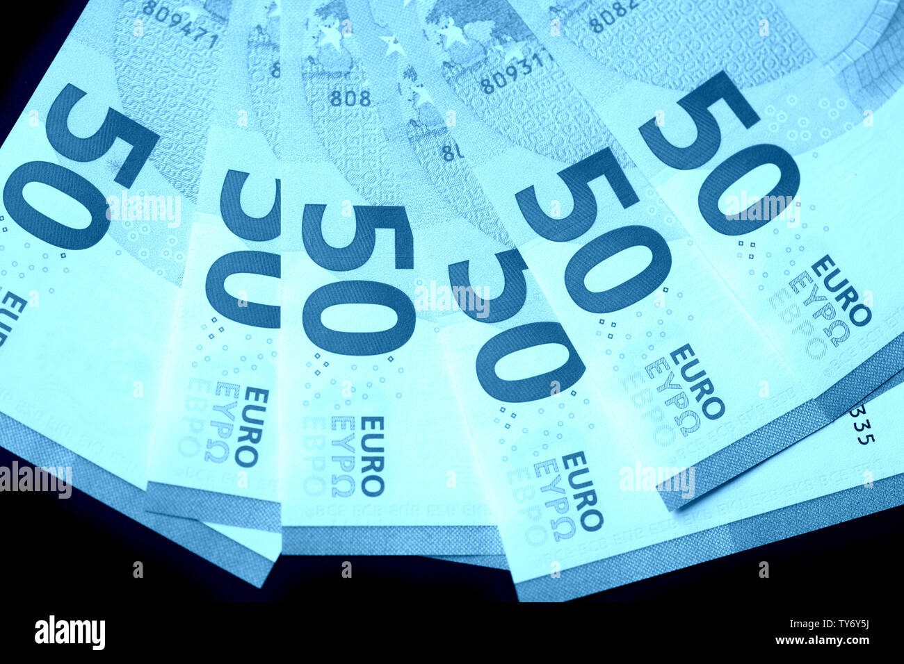 Cinquante euros notes sur un fond sombre de près. Les tons de couleur bleu Banque D'Images