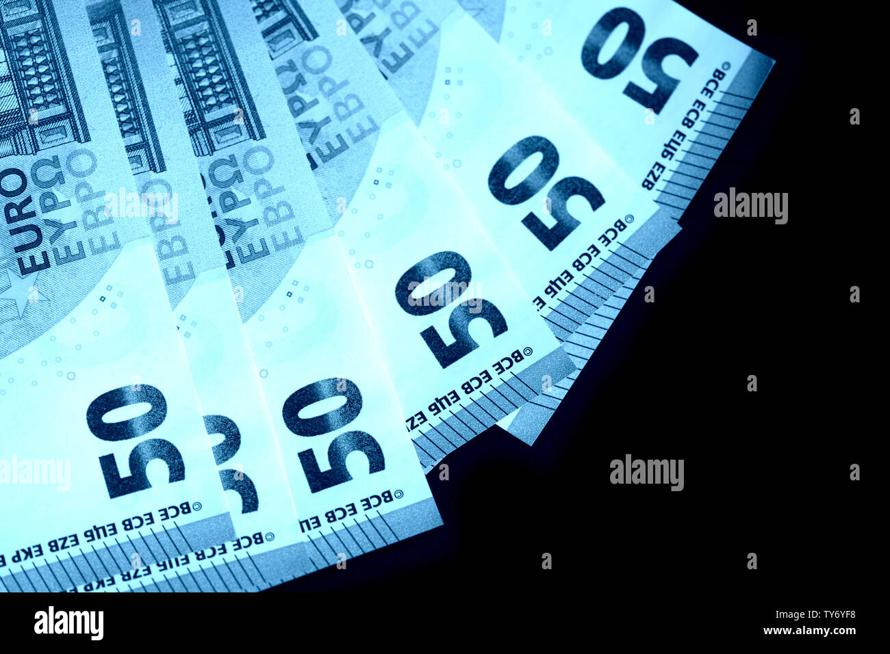 Cinquante euros notes sur un fond sombre de près. Les tons de couleur bleu Banque D'Images
