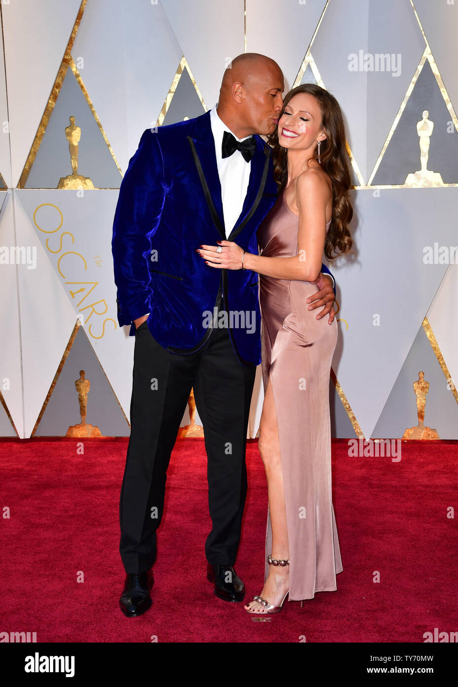 L'acteur Dwayne Johnson 'Rock' (L) et Lauren Hashian arrivent sur le ...