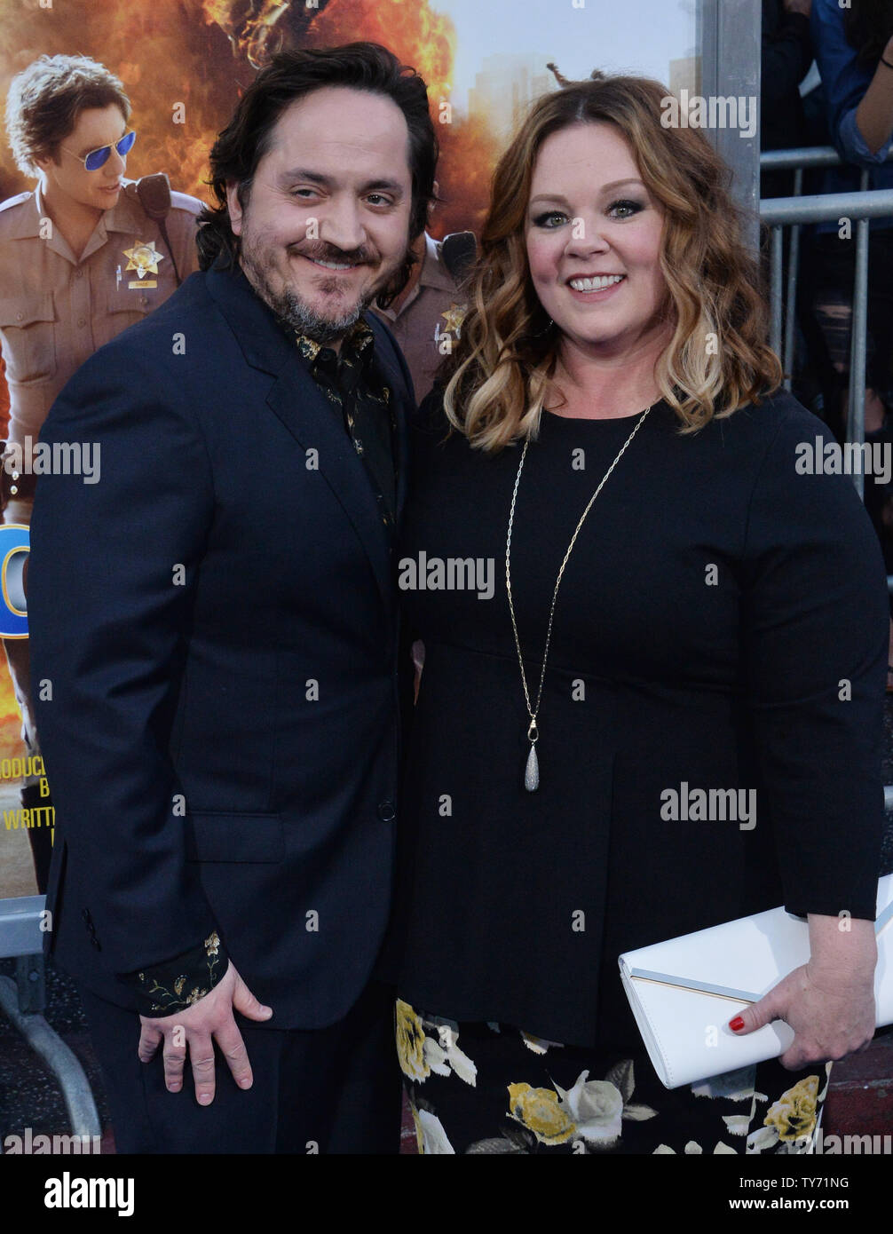 L'actrice Melissa McCarthy et son mari Ben Falcone assister à la première de the motion picture comédie 'CHIPS' au théâtre chinois de Grauman dans la section Hollywood de Los Angeles le 20 mars 2017. Scénario : une recrue agent est associé avec un pro à la California Highway Patrol, si le débutant apprend bientôt sa partenaire est vraiment un agent secret de la Fed enquête sur un vol qui peuvent impliquer certains flics véreux. Photo par Jim Ruymen/UPI Banque D'Images