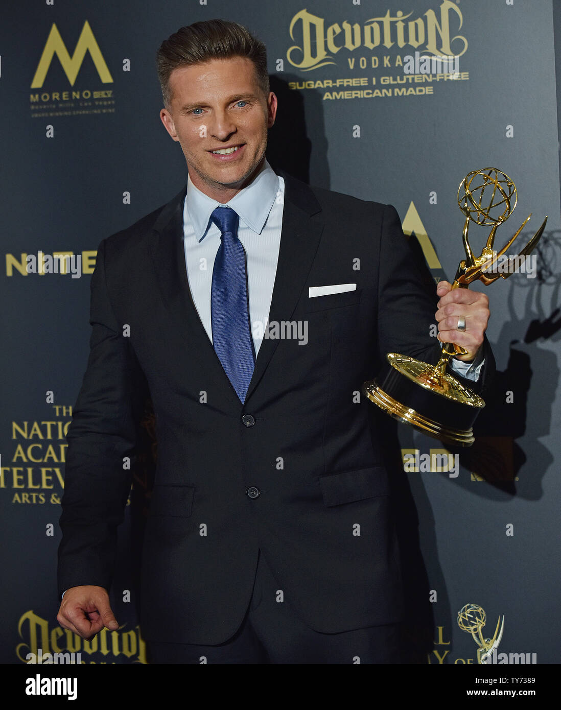 Steve Burton détient ses encours Daytime Emmy pour l'acteur de soutien dans une série dramatique en coulisses dans la salle de presse au cours de la 44e Journée annuelle à l'Emmy Awards Pasadena Civic Auditorium à Pasadena, Californie le 30 avril 2017. Photo par Christine Chew/UPI Banque D'Images