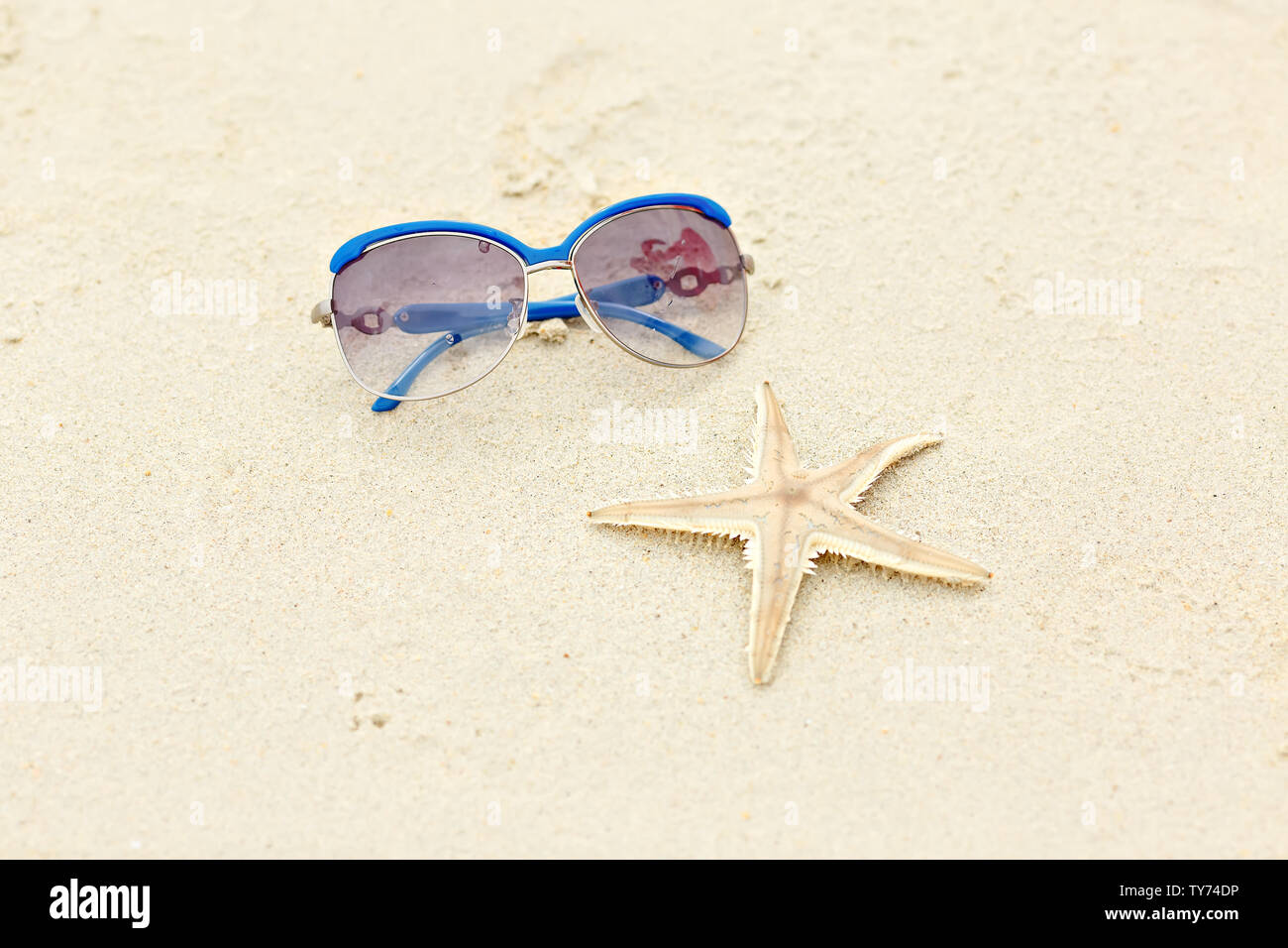 L'étoile de mer sur le sable avec des lunettes de soleil, belle étoile de  cristal dans le sable blanc, travel concept on tropical ocean dunes. Copier  l'espace. Gorizontal Photo Stock - Alamy