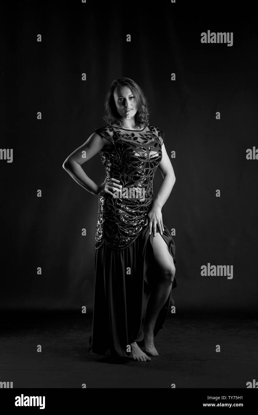 Belle femme avec cheveux en robe. Closeup portrait Art. Banque D'Images