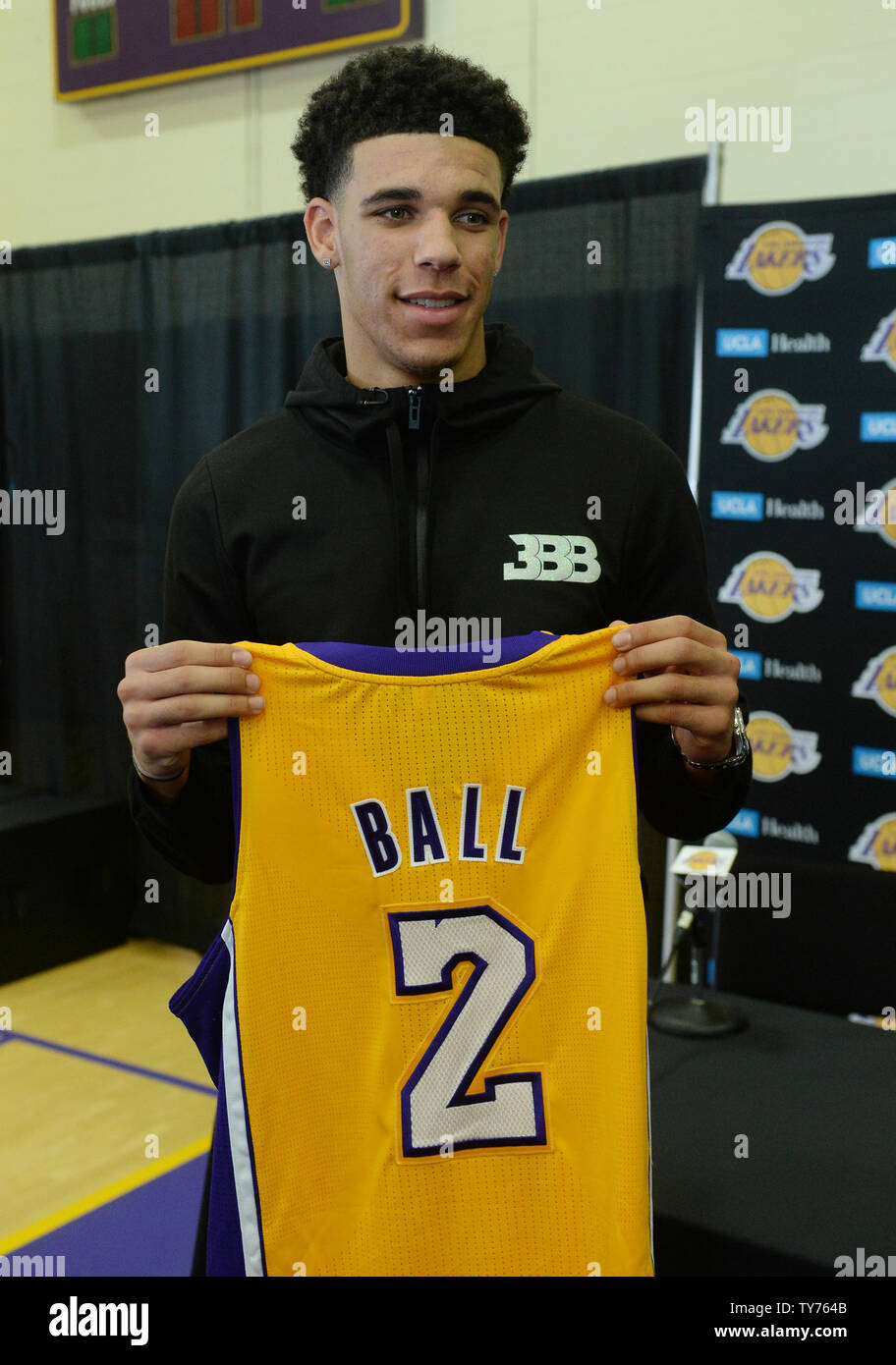 Balle Lonzo contient jusqu son maillot lors d une conference de presse pour presenter les Lakers de Los Angeles de draft qu ils ont redigee avec le n 2 rang de jeudi a la draft