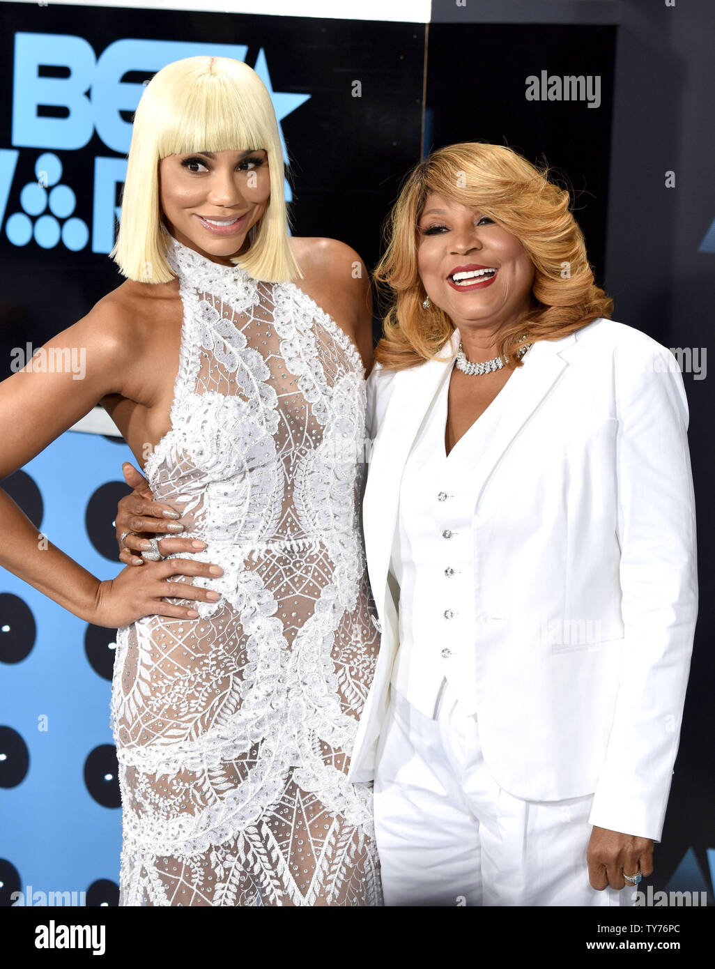 Tamar Braxton chanteuse (L) et Evelyn Braxton assister à la 17e édition de Microsoft à BET Awards Theatre de Los Angeles le 25 juin 2017. La cérémonie célèbre les réalisations dans le domaine du divertissement et rend hommage à la musique, les sports, la télévision et les films publiés entre le 1er avril 2016 et le 31 mars 2017. Photo par Christine Chew/UPI Banque D'Images