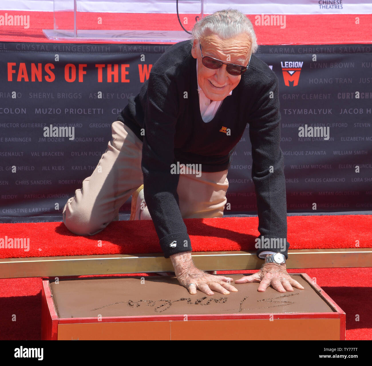 Auteur de bande dessinée Marvel Stan Lee participe à une cérémonie empreinte de main et immortalisant lui dans le parvis du théâtre chinois de Grauman (autrefois Grauman's) dans la section Hollywood de Los Angeles le 18 juillet 2017. Photo par Jim Ruymen/UPI Banque D'Images