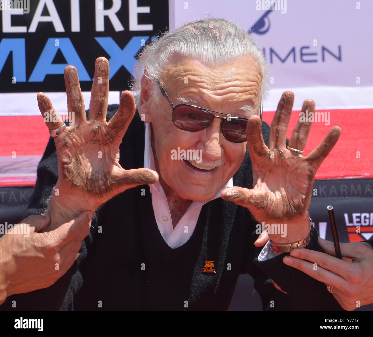 Auteur de bande dessinée Marvel Stan Lee participe à une cérémonie empreinte de main et immortalisant lui dans le parvis du théâtre chinois de Grauman (autrefois Grauman's) dans la section Hollywood de Los Angeles le 18 juillet 2017. Photo par Jim Ruymen/UPI Banque D'Images