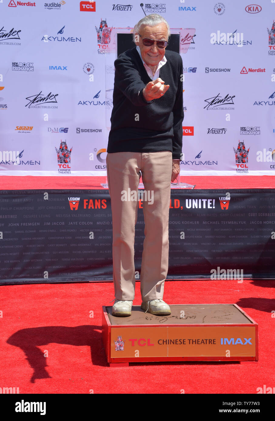 Auteur de bande dessinée Marvel Stan Lee participe à une cérémonie empreinte de main et immortalisant lui dans le parvis du théâtre chinois de Grauman (autrefois Grauman's) dans la section Hollywood de Los Angeles le 18 juillet 2017. Photo par Jim Ruymen/UPI Banque D'Images